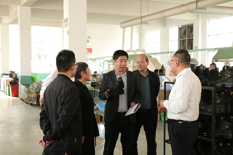 資訊|臨沂市商務局黨組成員、副局長莊金才一行蒞臨百華鞋業(yè)調研指導