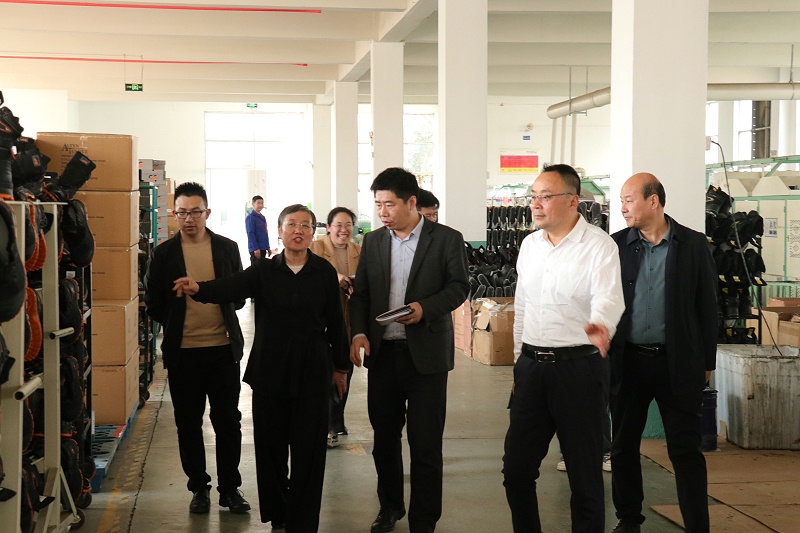 資訊|臨沂市商務局黨組成員、副局長莊金才一行蒞臨百華鞋業(yè)調研指導