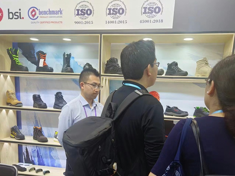 展會(huì)進(jìn)行時(shí)|百華鞋業(yè)亮相第135屆中國(guó)進(jìn)出口商品交易會(huì)（廣交會(huì)）三期，展會(huì)現(xiàn)場(chǎng)人氣爆棚！