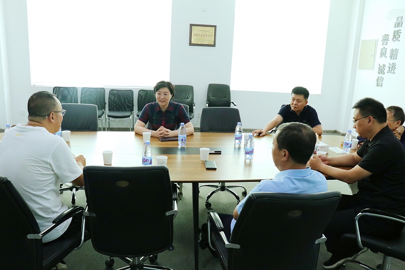 臨沂市工信局黨組書記、局長王林艷一行蒞臨百華鞋業(yè)調(diào)研指導(dǎo)