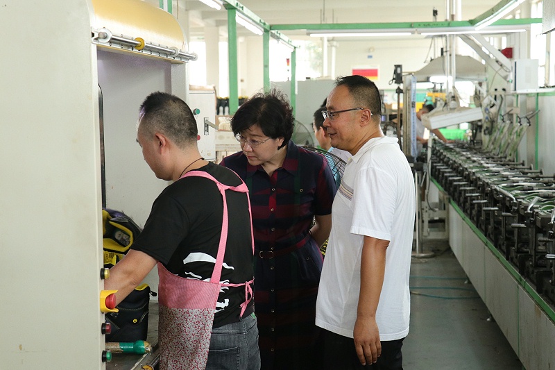 臨沂市工信局黨組書記、局長王林艷一行蒞臨百華鞋業(yè)調(diào)研指導(dǎo)