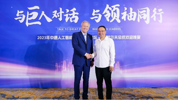 百華鞋業(yè)董事長牛興華應邀出席德國前總統(tǒng)武爾夫歡迎宴會