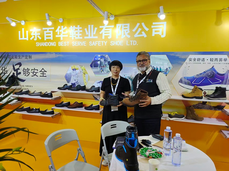 2025摩登中國國際鞋包服飾時尚展現(xiàn)場來了，百華鞋業(yè)展位現(xiàn)場人氣爆棚！