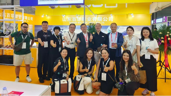 2025摩登中國國際鞋包服飾時(shí)尚展現(xiàn)場來了，百華鞋業(yè)展位現(xiàn)場人氣爆棚！