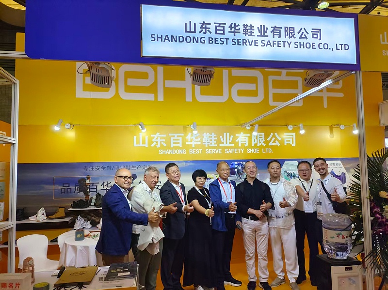 2025摩登中國國際鞋包服飾時尚展現(xiàn)場來了，百華鞋業(yè)展位現(xiàn)場人氣爆棚！