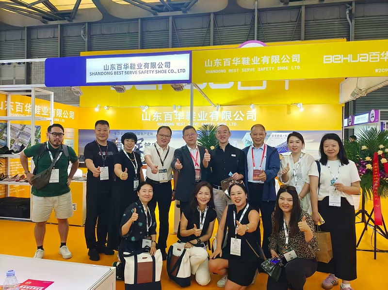 2025摩登中國國際鞋包服飾時尚展現(xiàn)場來了，百華鞋業(yè)展位現(xiàn)場人氣爆棚！