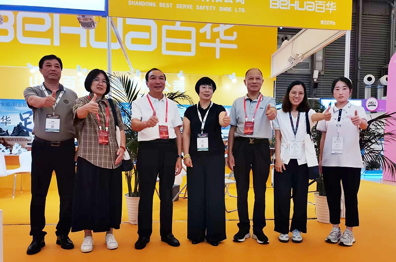 2025摩登中國國際鞋包服飾時尚展現(xiàn)場來了，百華鞋業(yè)展位現(xiàn)場人氣爆棚！