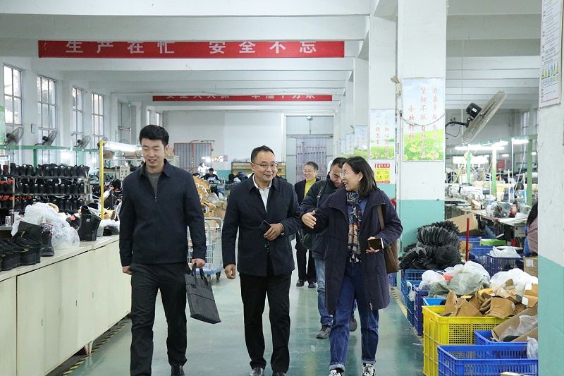 山東省皮革協(xié)會研究所馬書記一行蒞臨百華鞋業(yè)指導(dǎo)工作