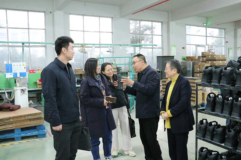 山東省皮革協(xié)會研究所馬書記一行蒞臨百華鞋業(yè)指導(dǎo)工作