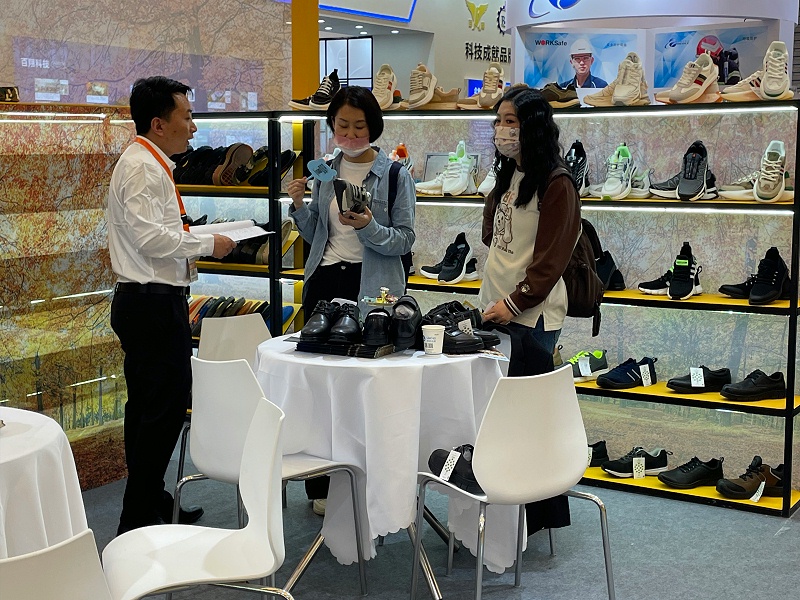 第106屆中國勞動(dòng)保護(hù)用品交易會(huì)現(xiàn)場來 了，百華鞋業(yè)展會(huì)現(xiàn)場人氣爆棚！