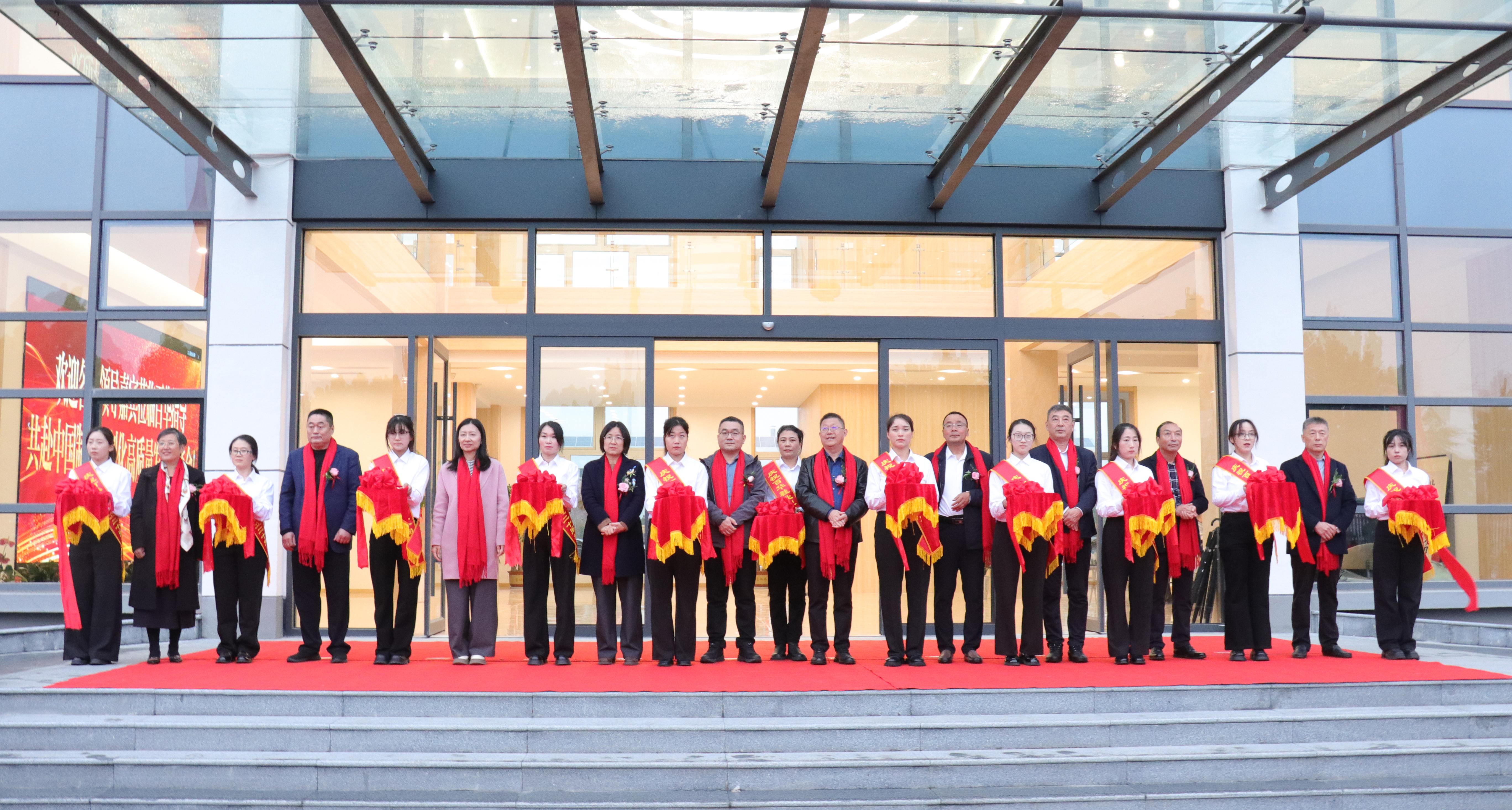 廿載風(fēng)華 共啟新程|百華鞋業(yè)辦公樓、體驗(yàn)館剪彩儀式圓滿(mǎn)舉行