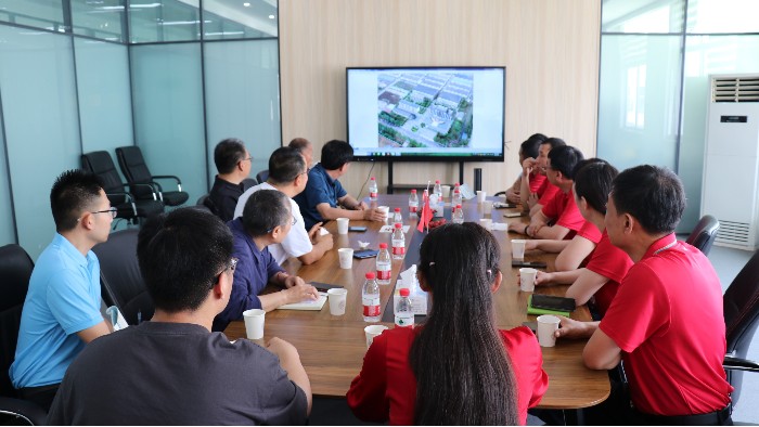 縣中小企業(yè)局領(lǐng)導與金猴集團一行蒞臨百華鞋業(yè)參觀