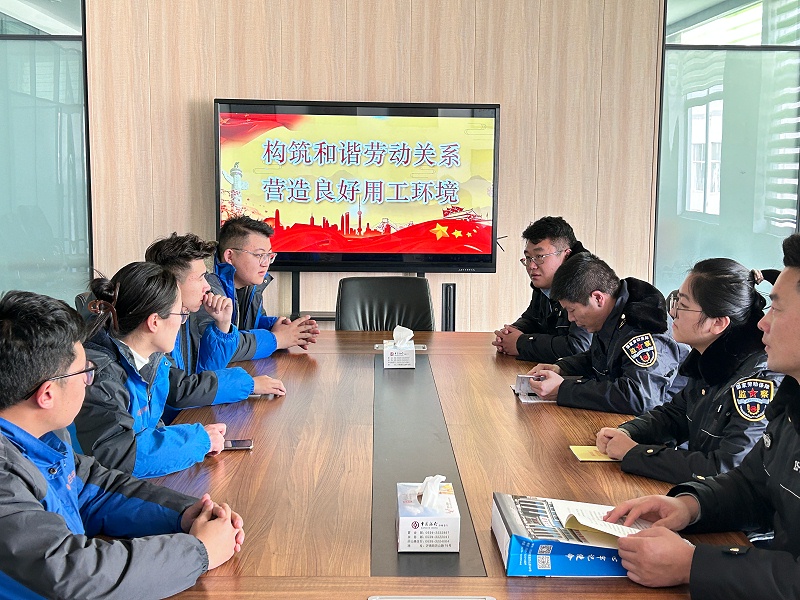 百華鞋業(yè)開展“構(gòu)筑和諧勞動關(guān)系，營造良好用工環(huán)境”宣傳