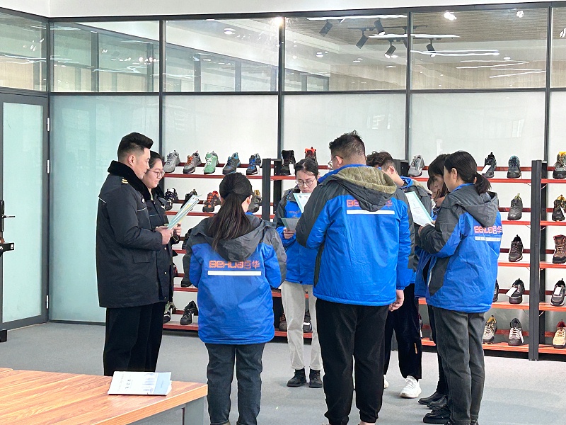 百華鞋業(yè)開展“構(gòu)筑和諧勞動關(guān)系，營造良好用工環(huán)境”宣傳