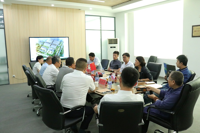 山東省貿(mào)促會黨組成員、副會長劉曉江一行蒞臨百華鞋業(yè)調(diào)研指導(dǎo)