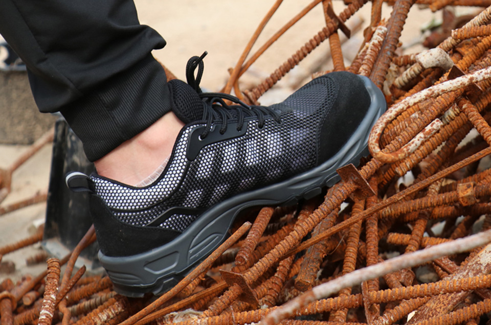 安全從腳下開始，勞保鞋——勞動者的堅(jiān)實(shí)后盾！