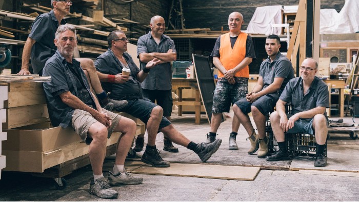 建筑工地事故發(fā)生前，百華安全鞋為工作者做好足部安全防護！