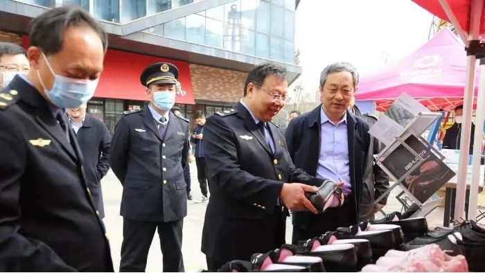 百華鞋業(yè)參加沂南縣舉辦紀(jì)念3?15國(guó)際消費(fèi)者權(quán)益日主題活動(dòng)