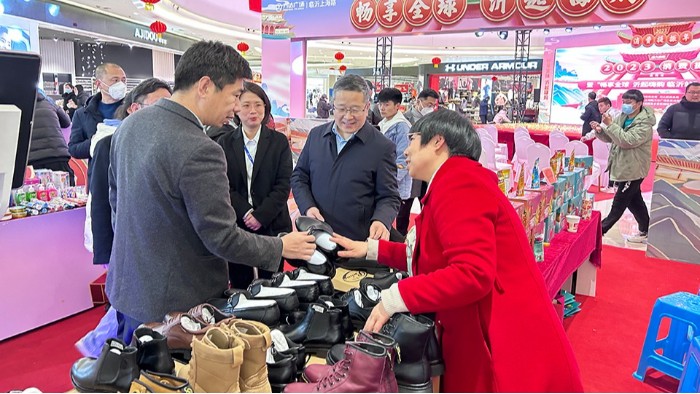 百華鞋業(yè)受邀參加“暢享全球 沂起嗨購 臨沂站”2023消費(fèi)提振年活動